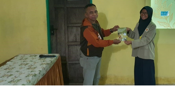Mengenal Produk Turunan Kelapa Melalui Booklet Karya Tim KKN-PPM UGM